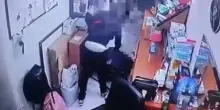 Italia, picchia la moglie malata e la lascia in una pozza di sangue. Incastrato così (Video)