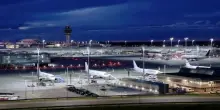 Droni su Monaco, aeroporto chiuso per due ore: voli dirottati e passeggeri bloccati