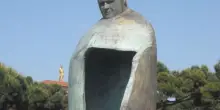 Roma, shock in piazza: imbrattata la statua di Papa Giovanni Paolo II. Scritte vergognose