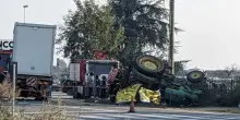 Trattore si schianta con un camion e si ribalta: incubo sull’asfalto: “Schiacciato in pieno”