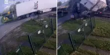 Treno a tutta velocità travolge in pieno camion fermo sui binari: video e foto choc