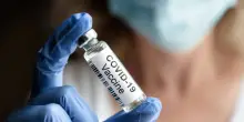Vaccino anti-Covid le causa paralisi: maxi risarcimento per una donna, cosa le è successo