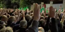Saluti romani alla commemorazione di Sergio Ramelli: dal balcone fanno risuonare le note di “Bella ciao” per protesta | VIDEO