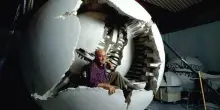 È morto Arnaldo Pomodoro, lo scultore italiano noto per le sue sfere di bronzo: oggi avrebbe compiuto 99 anni