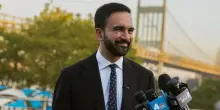 Chi è Zohran Mamdani, il nuovo volto della sinistra statunitense che ha vinto a sorpresa le primarie democratiche a New York