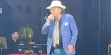 Una spettatrice ha un malore durante il concerto di Al Bano, lui prima urla per svegliarla poi la insulta: “Una dieta ti farebbe bene” | VIDEO