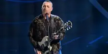 Alex Britti: “A Sanremo non mi vogliono, preferiscono i cantautori da Instagram. Lucio Corsi? Bravo, ma arriva prima il personaggio”