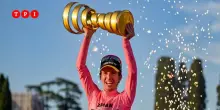 Giro d’Italia 2025: Simon Yates vince nel segno di Karl Marx