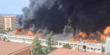 Viterbo, incendio all’università della Tuscia: crolla parte del tetto di Agraria. Disperso un operaio: “Tenete le finestre chiuse” | VIDEO