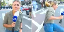 Giornalista viene colpita in diretta tv da un proiettile di gomma sparato dalla polizia di Los Angeles | VIDEO