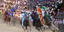 Palio di Siena 2 luglio 2025: i fantini che correranno la Carriera