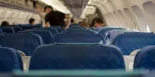 “Se qualcuno ti chiede di cambiare posto in aereo dovresti dire sempre di no”: la rivelazione di una hostess