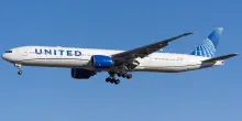 Volo della United Airlines diretto a Roma perde quota sull’Atlantico: costretto all’atterraggio di emergenza