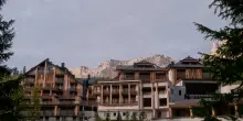 Aman Rosa Alpina: riapre con una nuova identità lo storico rifugio nel cuore delle Dolomiti