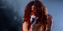 Rebecca Baby molestata durante un concerto, la cantante reagisce mettendosi in topless: “Il mio coraggio è la sua vergogna” | VIDEO