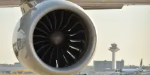 Dramma a Orio al Serio: uomo muore risucchiato dal motore di un aereo in decollo. Voli sospesi per due ore