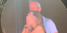 La kiss cam al concerto dei Coldplay smaschera un presunto tradimento: il video diventa virale