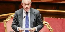 “Salta la fila con la scorta”, il ministro Urso risponde alle polemiche dopo il video di Zingaretti: “È la scorta che decide”