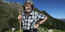 Reinhold Messner si scaglia contro gli “influencer ignoranti”: “Portano solo problemi in montagna”