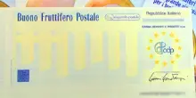 Crema, compra un vecchio mobile e trova buoni postali da 190mila euro