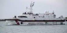 Barca con a bordo gruppo di migranti si ribalta al largo di Lampedusa: “Almeno 20 morti, 27 i dispersi”