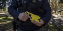 Genova, muore dopo essere stato colpito più volte con il taser: è la seconda vittima in due giorni