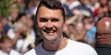 Ucciso durante un comizio l’attivista di destra Charlie Kirk, Trump: “Era un vero patriota, la retorica della sinistra radicale responsabile del delitto” | VIDEO