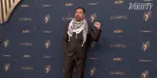 L’attore Javier Bardem sfila agli Emmy Awards con una kefiah: “Non posso lavorare con chi giustifica o sostiene un genocidio”
