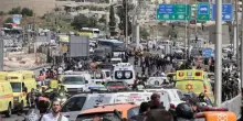 Attentato a Gerusalemme, 6 morti e diversi feriti: “I terroristi hanno aperto il fuoco alla fermata dell’autobus”. Hamas: “Azione eroica”