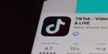 La Francia vuole vietare TikTok ai minori di 15 anni: “È tossico e crea dipendenza”